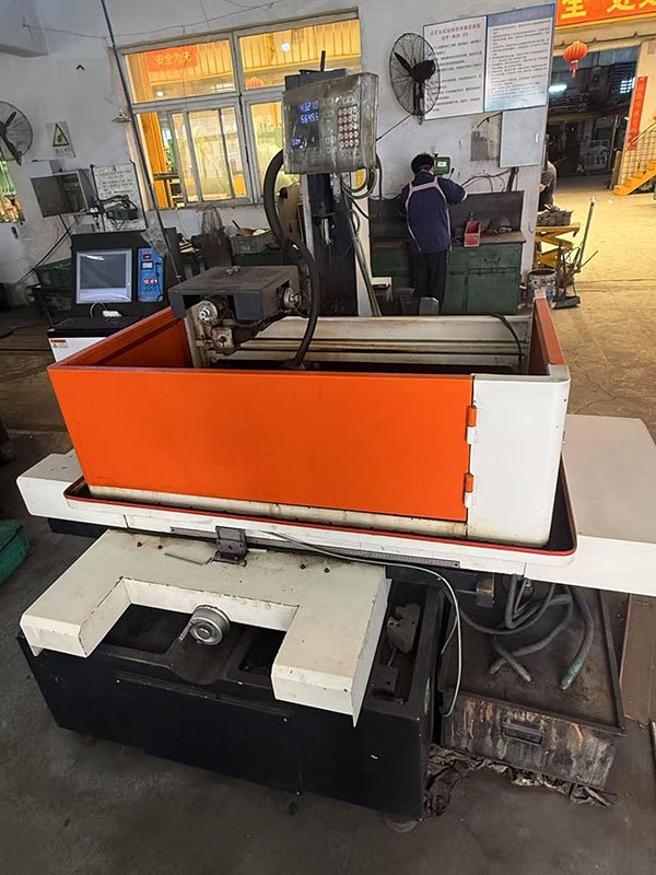 ワイヤ放電加工機、와이어 방전 가공기、Wire Cut EDM Machine.jpg